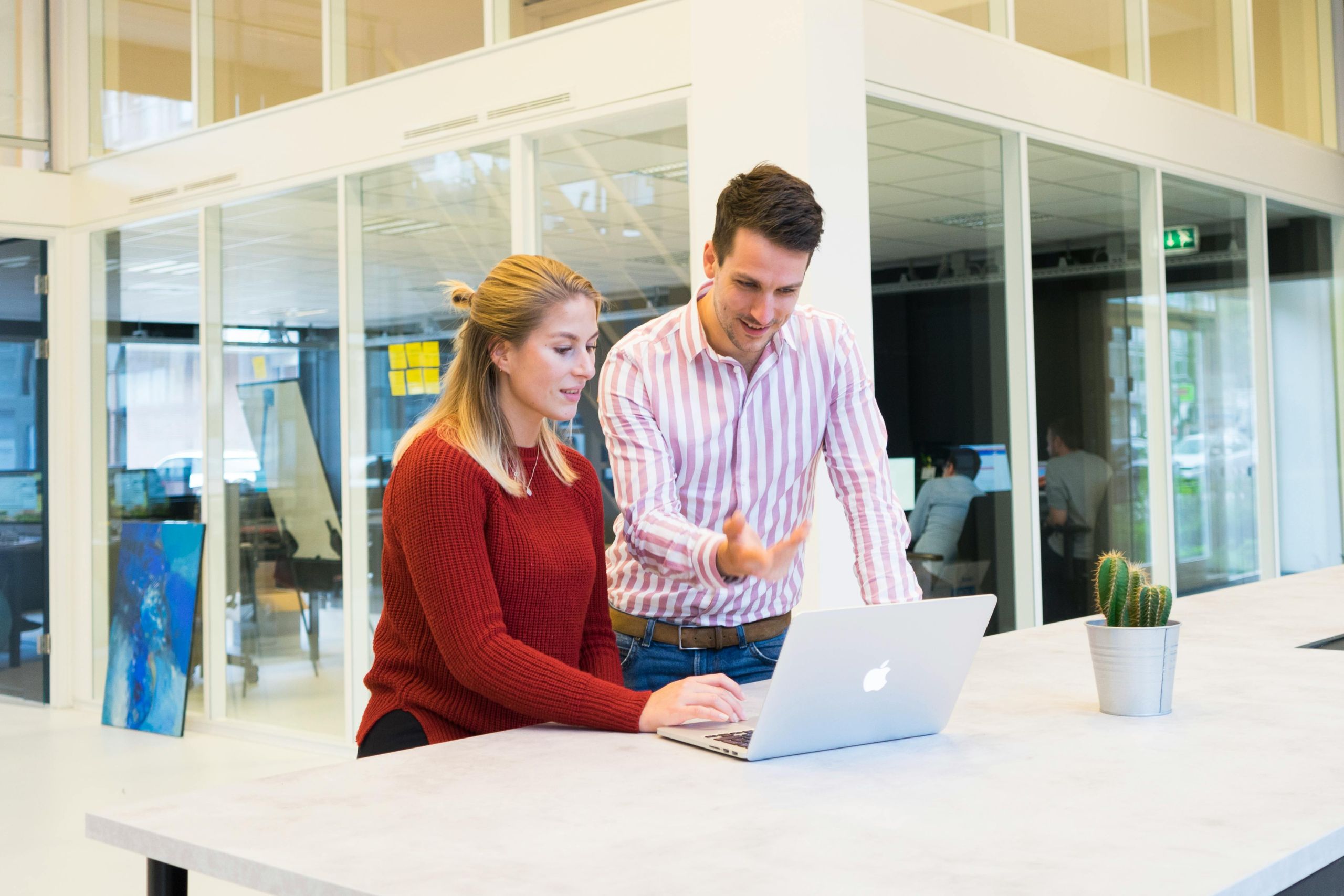 deux collègues devant un ordinateur